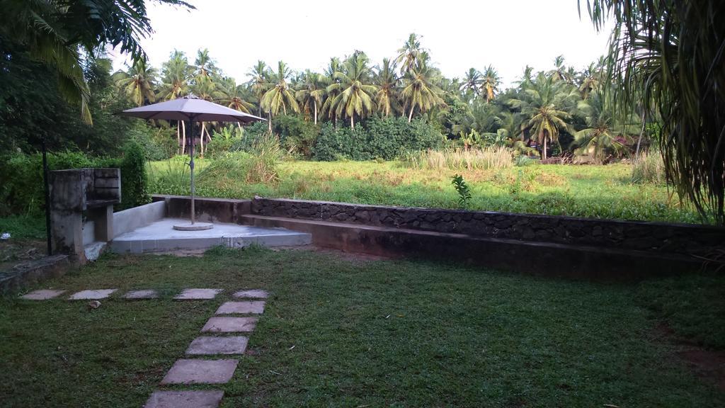 Sri Beach Bungalows And Villa Marawila Esterno foto