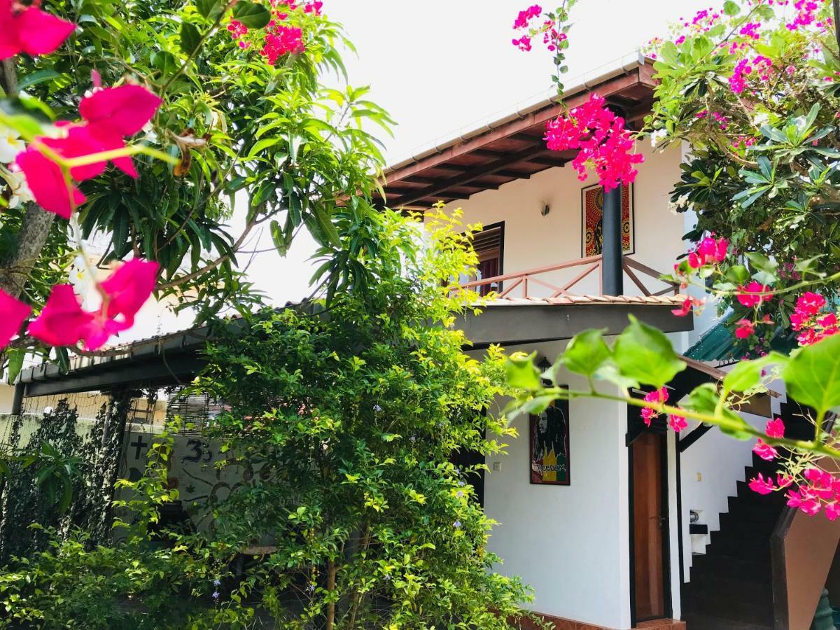 Sri Beach Bungalows And Villa Marawila Esterno foto